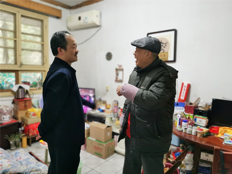 4、2月4日，，，，，，，汤向东慰问老向导易文林_副本_副本.jpg