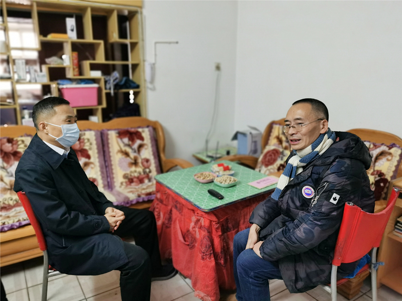 7、2月7日，，，，，，，向海清慰问难题职工邓泽聪_副本_副本.jpg