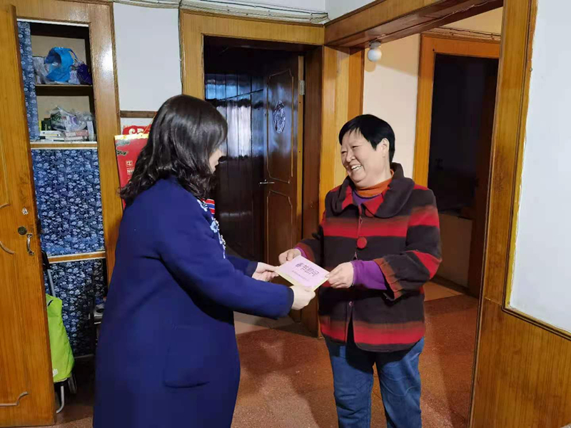 12、2月7日，，，，，，，李青慰问难题退休群众唐名华_副本.jpg