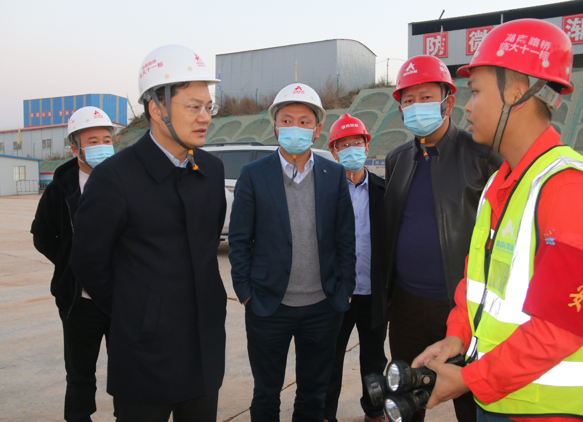 照片6：路桥集团党委书记、杨雄伟董事长赴临大11标督查项目建设.jpg