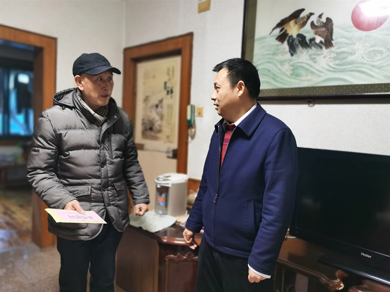 11、2月4日，，，，，，，曹才勇慰问孙楚来_副本_副本.jpg