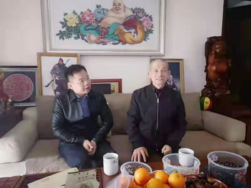 13、2月7日，，，，，，，张泽丰慰问老党员戴奇德_副本.jpg