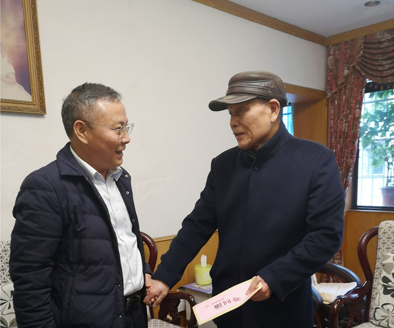 5、2月8日，，，，，，，陈国初慰问老党员陈国斌_副本_副本.jpg