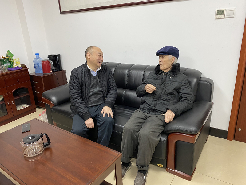 14、2月8日，，，，，，，彭南越慰问离休干部雷岳_副本.jpg