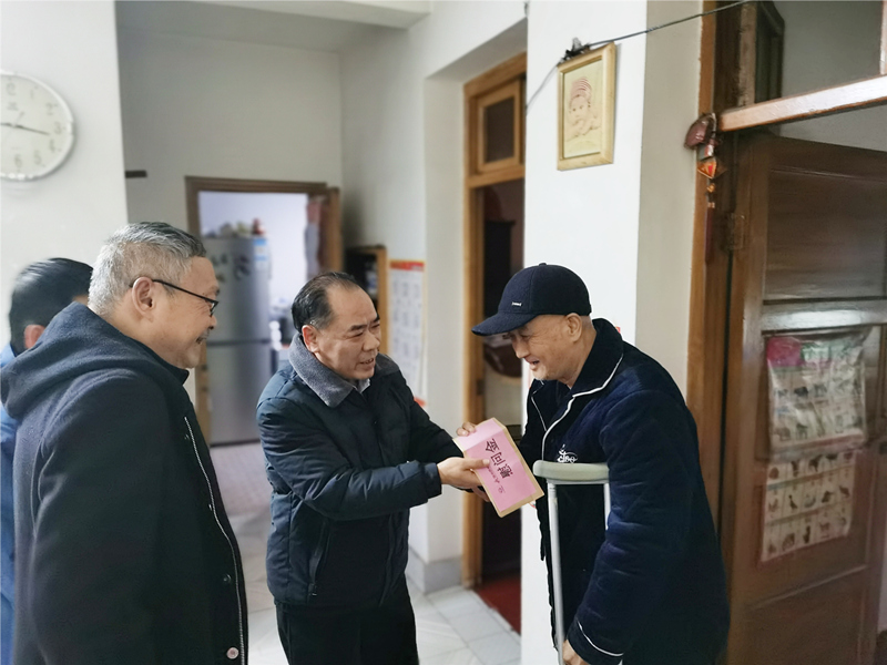 6、2月8日，，，，，，，盛希慰问党员黄励,抵家中对其重病出院的父亲。。。。。。。。_副本_副本.jpg