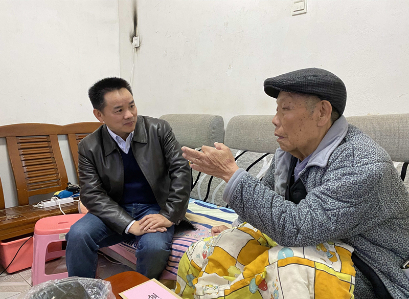 15、2月7日，，，，，，，陈湘平慰问难题退休群众尹先金_副本_副本.jpg