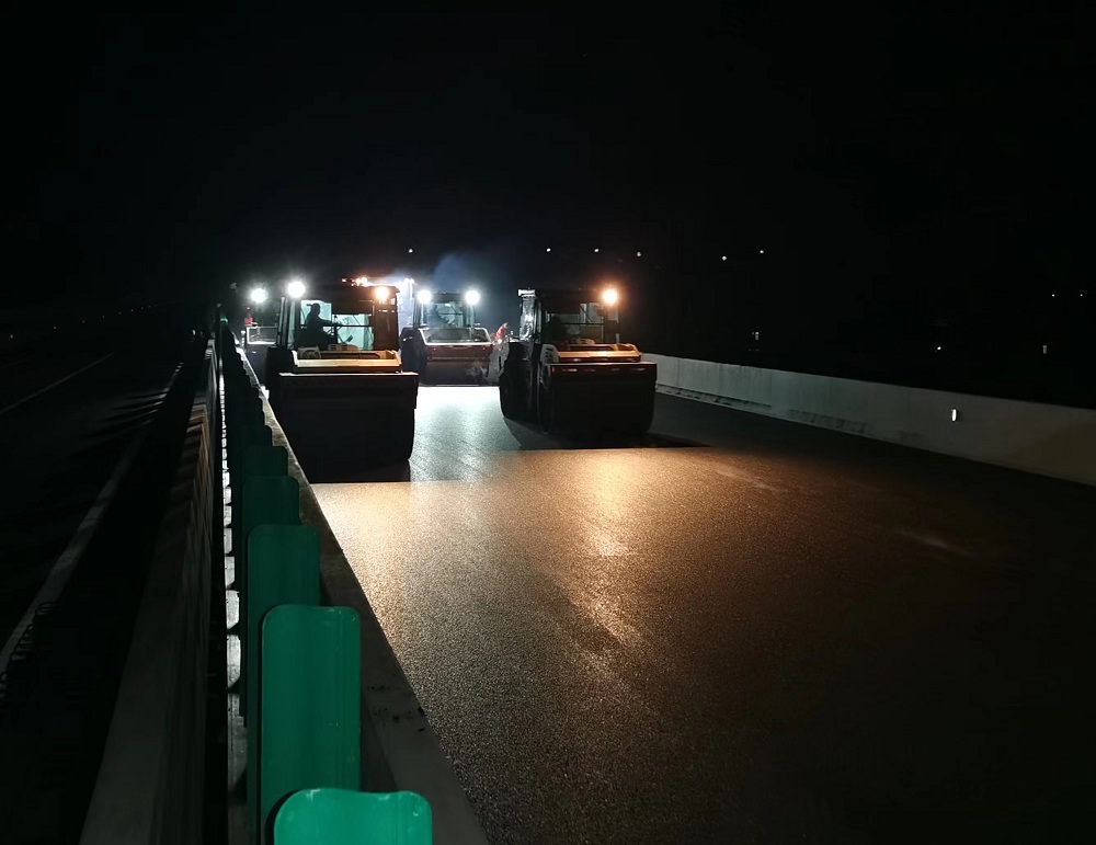 2021年12月 常祁项目“白加黑”举行沥青摊铺.jpg