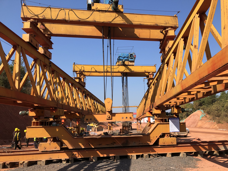 醴娄高速公路二施工分部首片箱梁乐成架设1.jpg