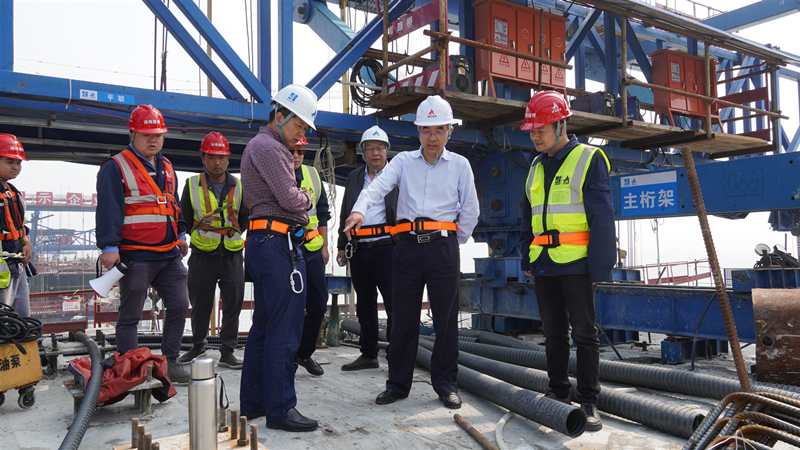 王术飞在大桥上实地审查_副本.jpg