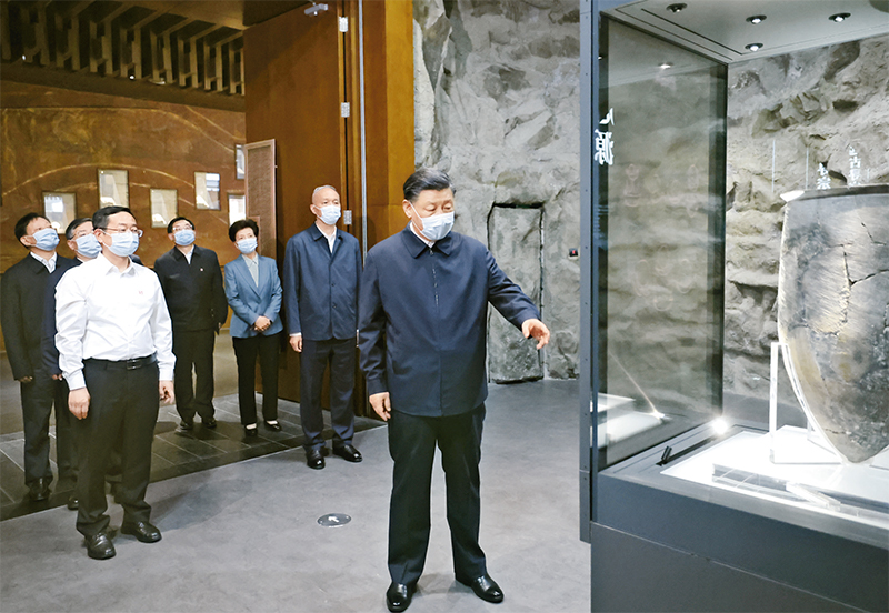 2023年6月2日，，，，，，中共中央总书记、国家主席、中央军委主席习近平在北京出席文化传承生长座谈会并揭晓主要讲话。。。。。这是座谈会前，，，，，，习近平2日下昼在中国历史研究院考察。。。。。 新华社记者 鞠鹏/摄