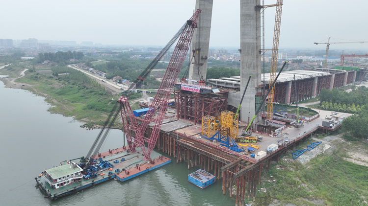 观音寺长江大桥公安侧首节钢-UHPC组合梁吊装乐成_副本.jpg